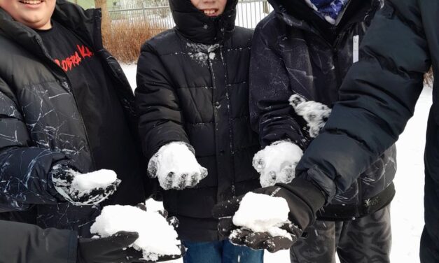 Płatki śniegu i śmiech podczas lekcji religii: Zabawy uczniów klasy 7d na szkolnym podwórku zimą